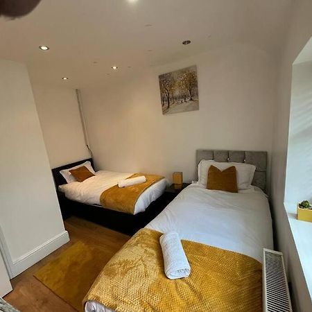 Fabulous 3 Bedroom House , Sleeps Up To 5-7 Guest. South Ockendon Exterior photo