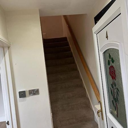 Fabulous 3 Bedroom House , Sleeps Up To 5-7 Guest. South Ockendon Exterior photo