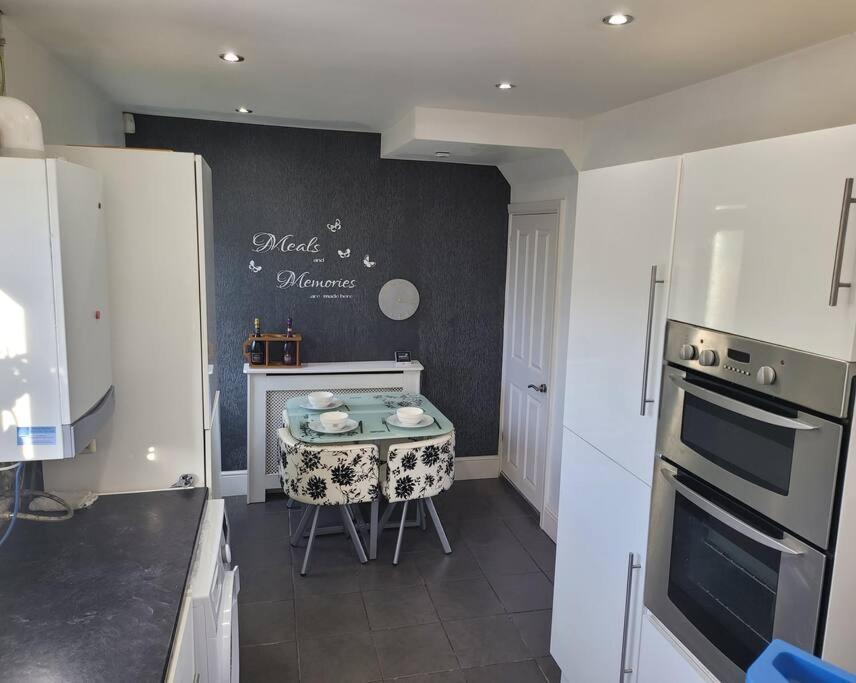 Fabulous 3 Bedroom House , Sleeps Up To 5-7 Guest. South Ockendon Exterior photo