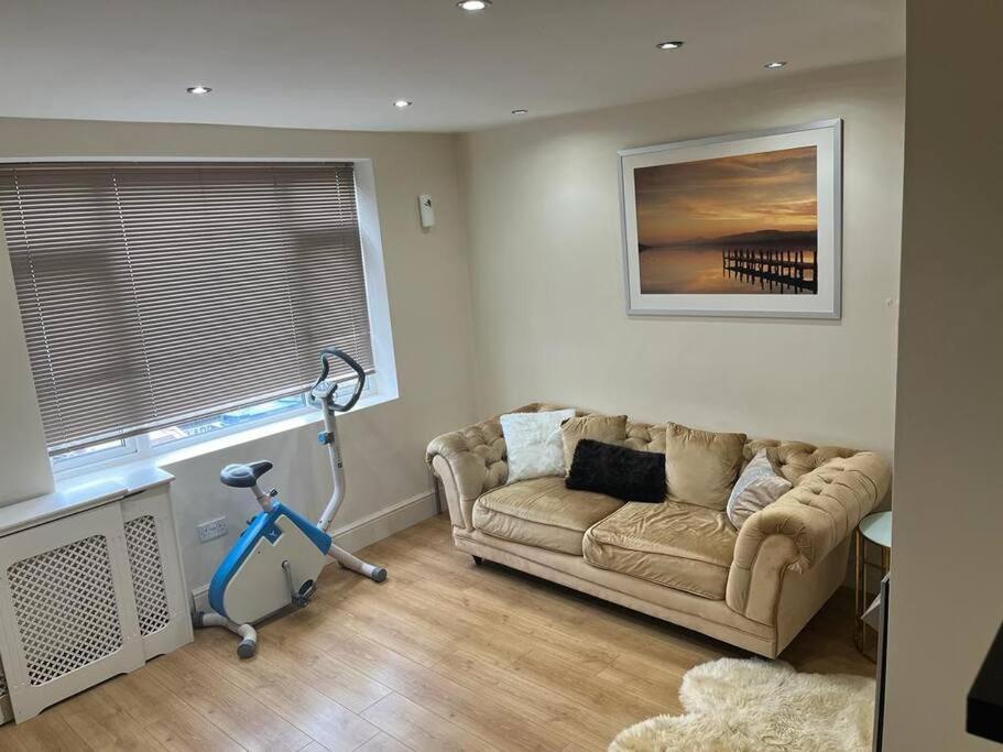 Fabulous 3 Bedroom House , Sleeps Up To 5-7 Guest. South Ockendon Exterior photo