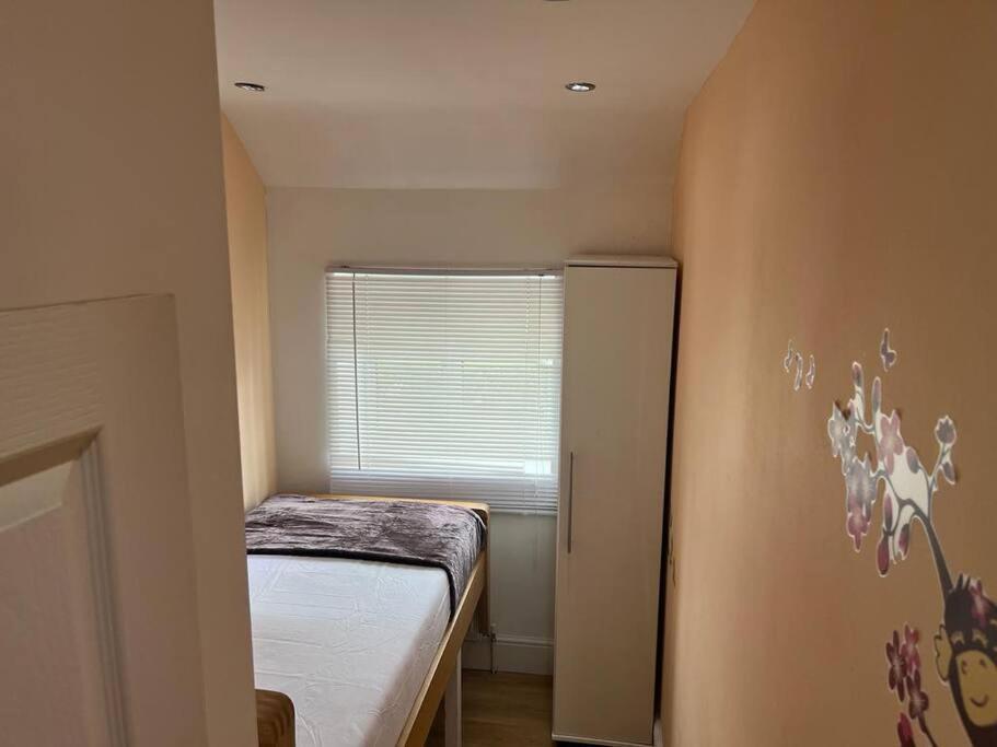 Fabulous 3 Bedroom House , Sleeps Up To 5-7 Guest. South Ockendon Exterior photo