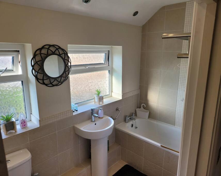 Fabulous 3 Bedroom House , Sleeps Up To 5-7 Guest. South Ockendon Exterior photo